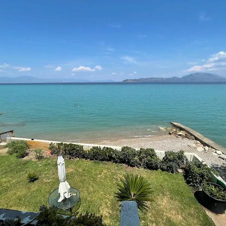 Stunning Beachfront Apartment Stratos Nerántza Екстериор снимка