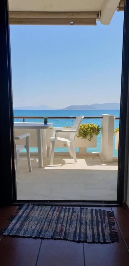 Stunning Beachfront Apartment Stratos Nerántza Екстериор снимка