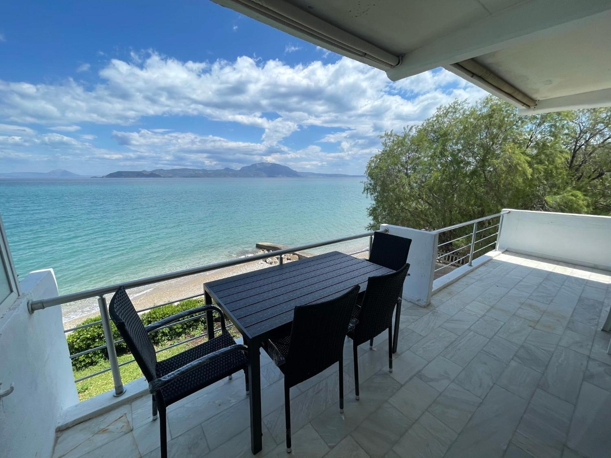Stunning Beachfront Apartment Stratos Nerántza Екстериор снимка